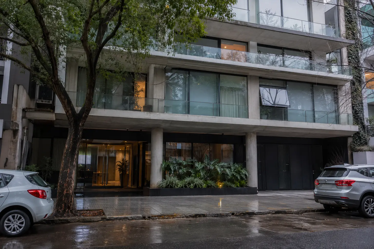 Edificio profesional fotografiado desde la calle después de la lluvia